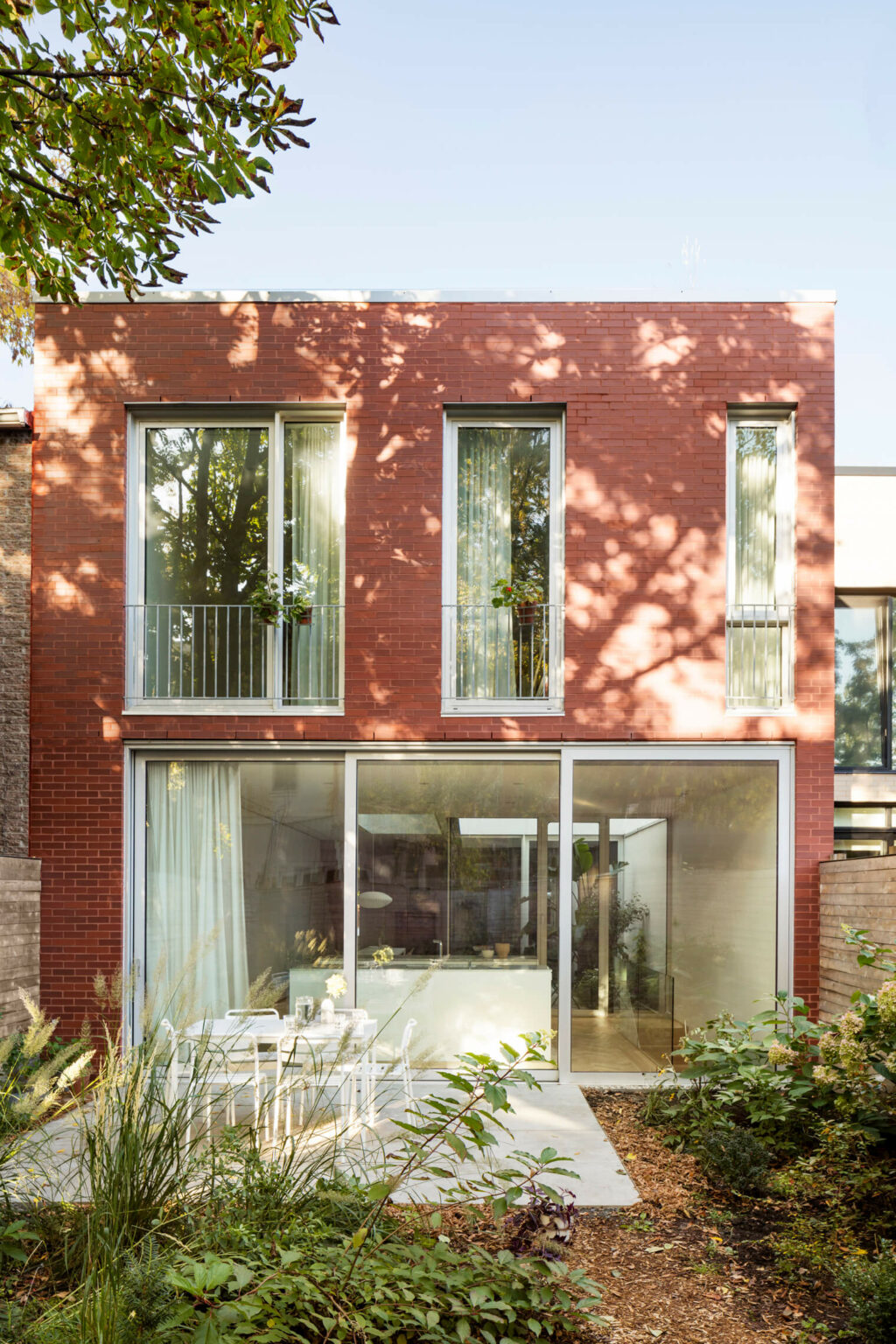 rénovation agrandissement duplex Montréal brique rouge cour intérieure · la Shed architecture