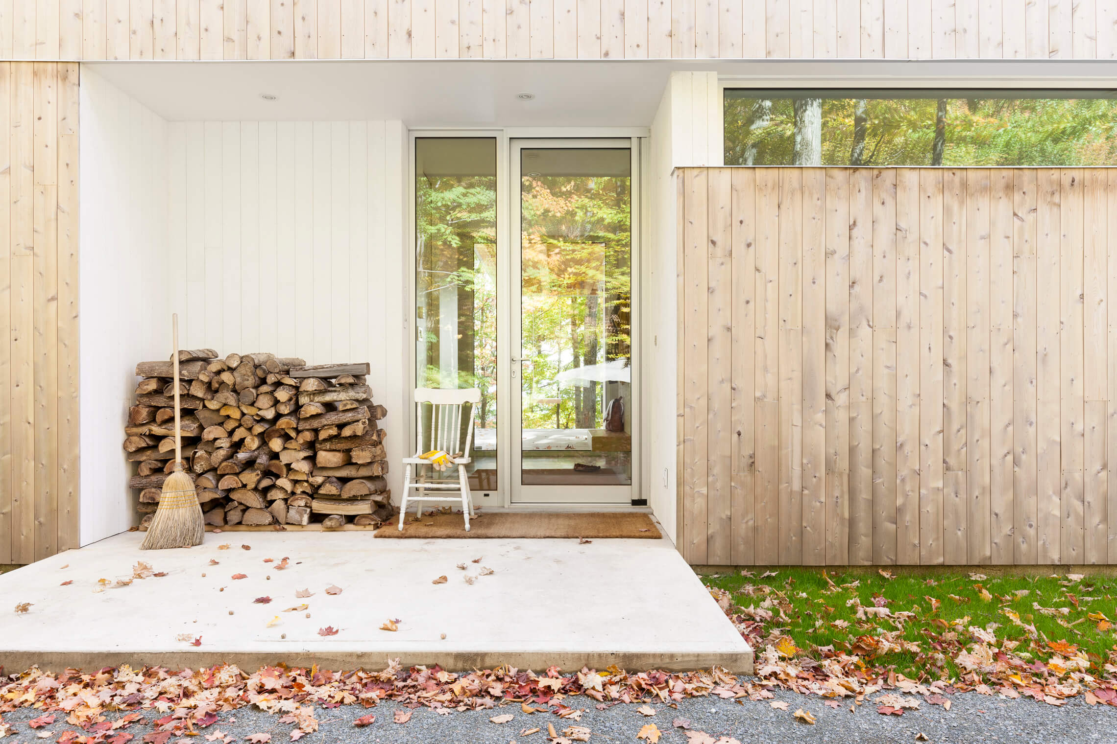 chalet en nature scandinave minimaliste revêtement lattes bois verticales peint blanc et naturel la shed architecture