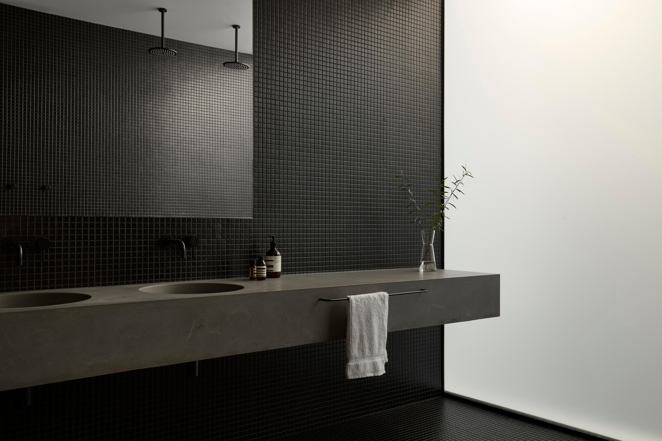 rénovation réaménagement intérieur complet salle-de-bain minimaliste nordique mosaïque noire laShed architecture